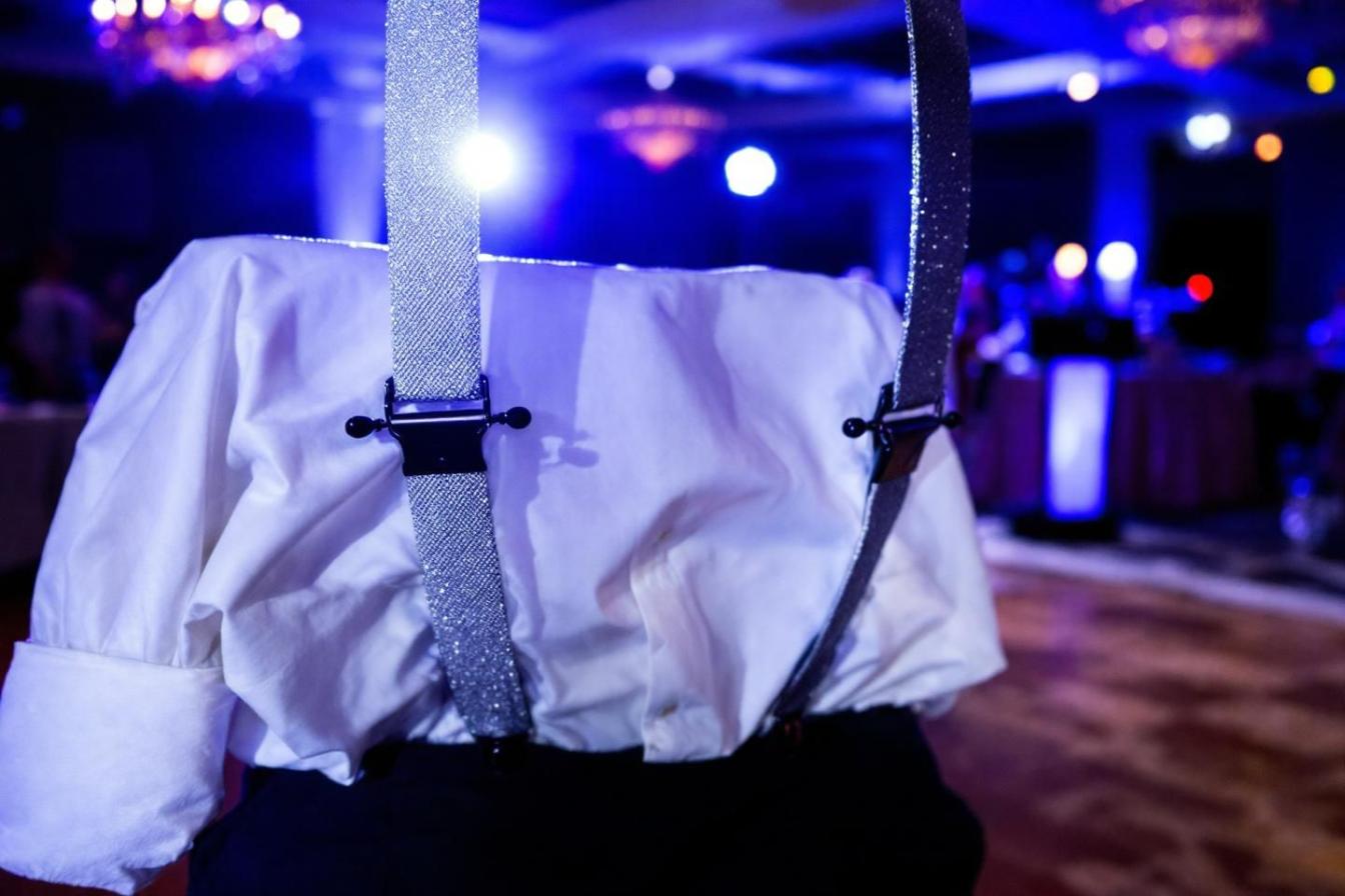 Bretelles élégantes avec clips et finitions argentées sur une chemise blanche