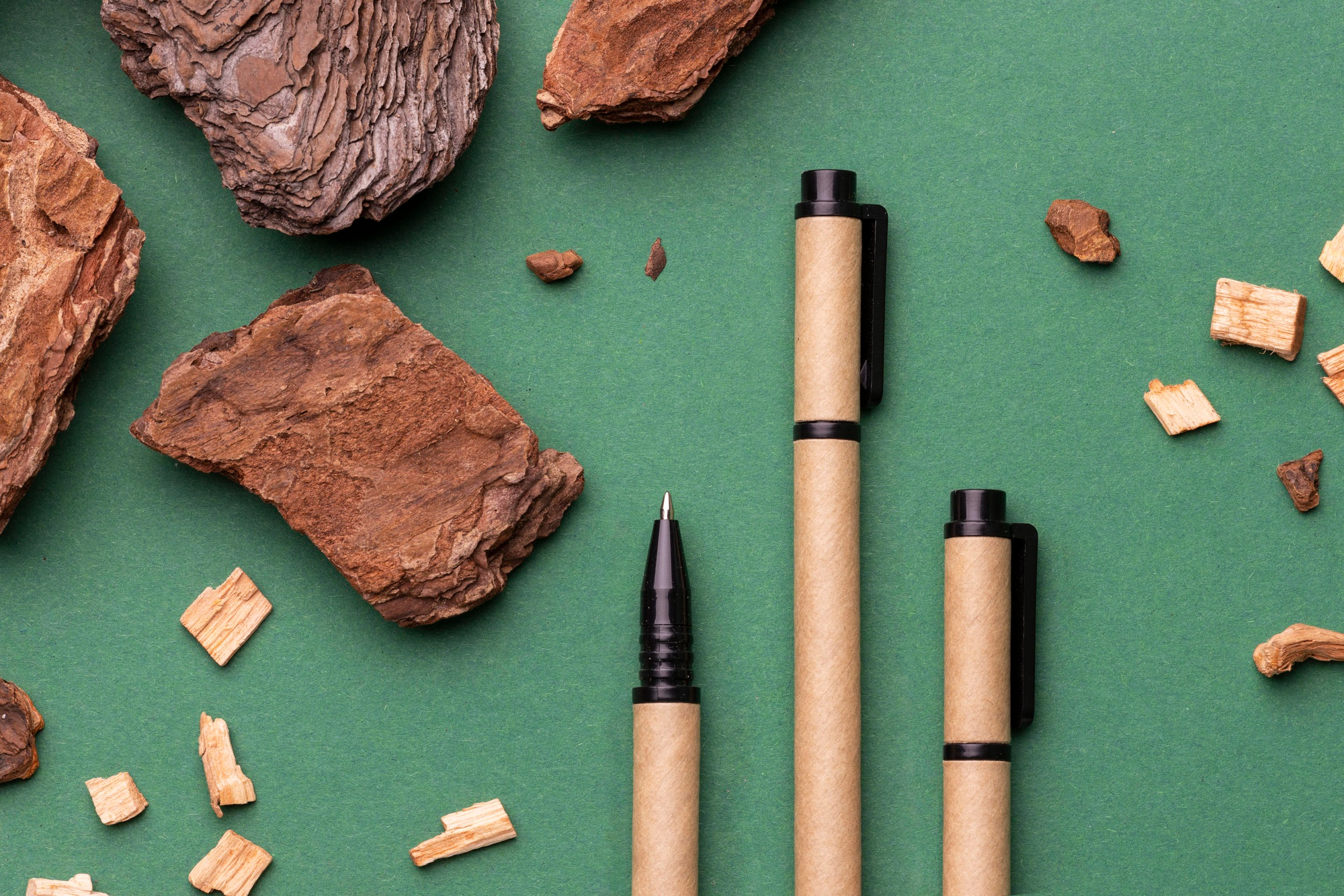 Stylos publicitaires de différentes couleurs posés sur un bureau